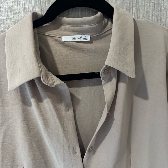 Long sleeve tan button up shirt, size medium - Picture 6 of 8
